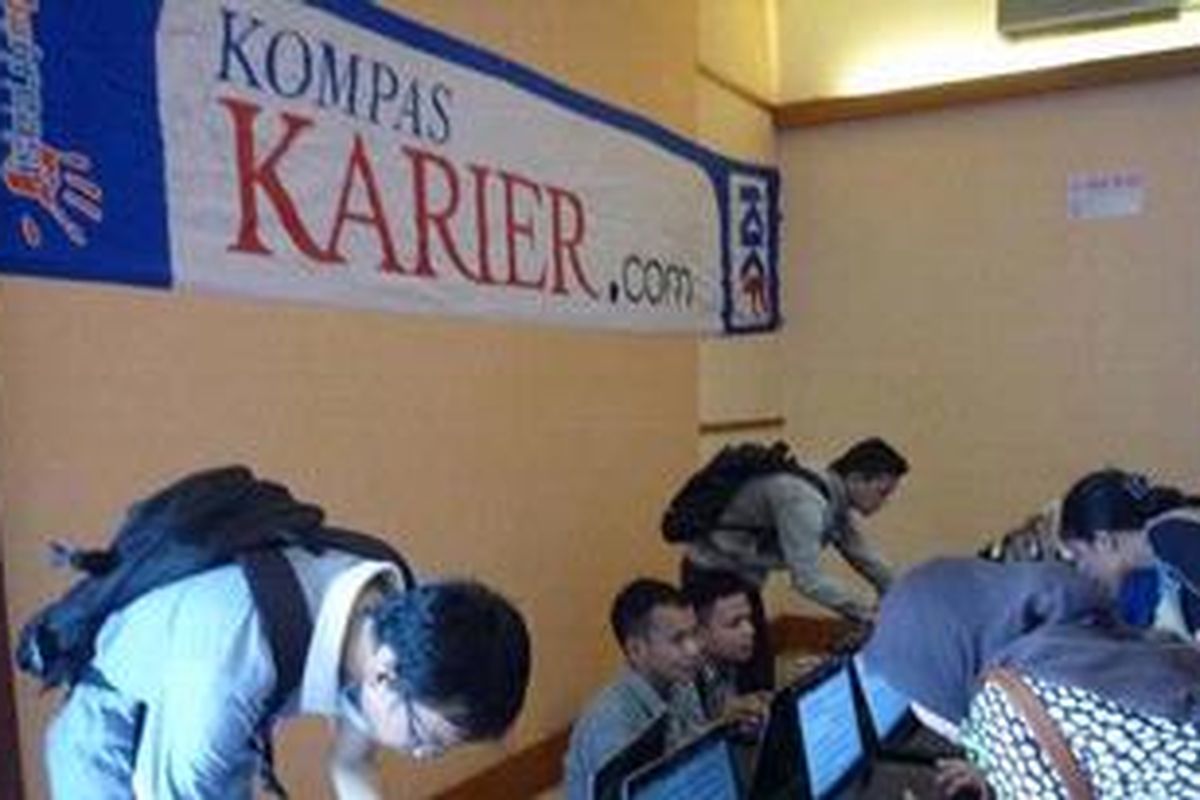Para job seeker sedang melamar melalui online di Kompas Karier Fair 2013, gedung Syalendra Hotel Sandjaja, Kota Palembang, Rabu (27/3/2013).
