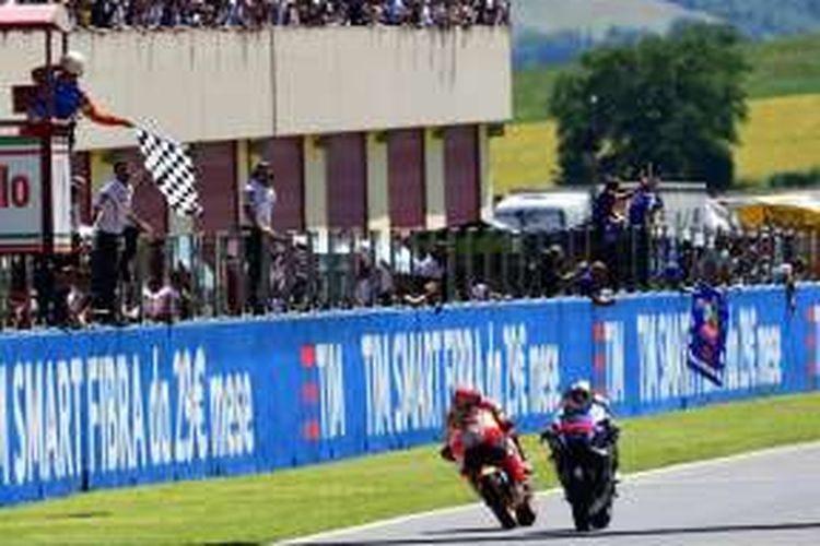 Pebalap Movistar Yamaha asal Spanyol, Jorge Lorenzo (kanan), melewati Marc Marquez (Repsol Honda) tepat sebelum finis pada balapan GP Italia di Sirkuit Mugello, Minggu (22/5/2016).