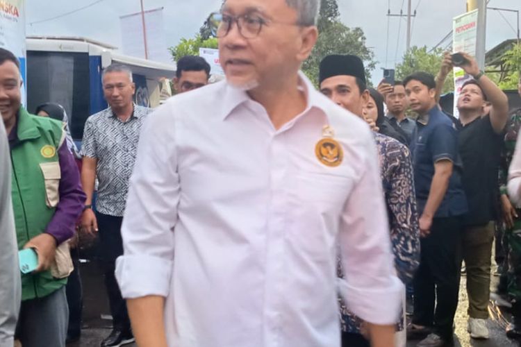 Menteri Koordinator Bidang Pangan, Zulkifli Hasan, saat melakukan kunjungan ke Desa Plosogenuk, Kecamatan Perak, Kabupaten Jombang, Jawa Timur, untuk bertemu dan berdialog dengan petani, Sabtu (25/10/2025).
