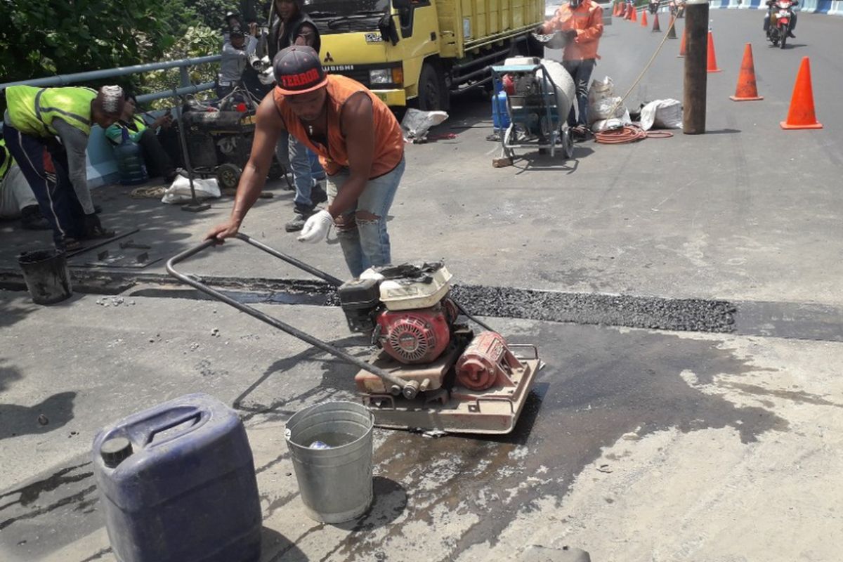 Pekerja memperbaiki expansion joint flyover Industri di kawasan Kemayoran, Sabtu (5/1/2019).