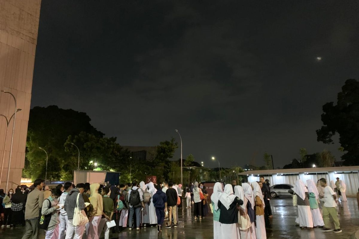 Sejumlah masyarakat berbondong-bondong datang ke Planetarium, Taman Ismail Marzuki, Jakarta Pusat, untuk menyaksikan fenomena alam gerhana bulan total pada Selasa (8/11/2022). gerhana 