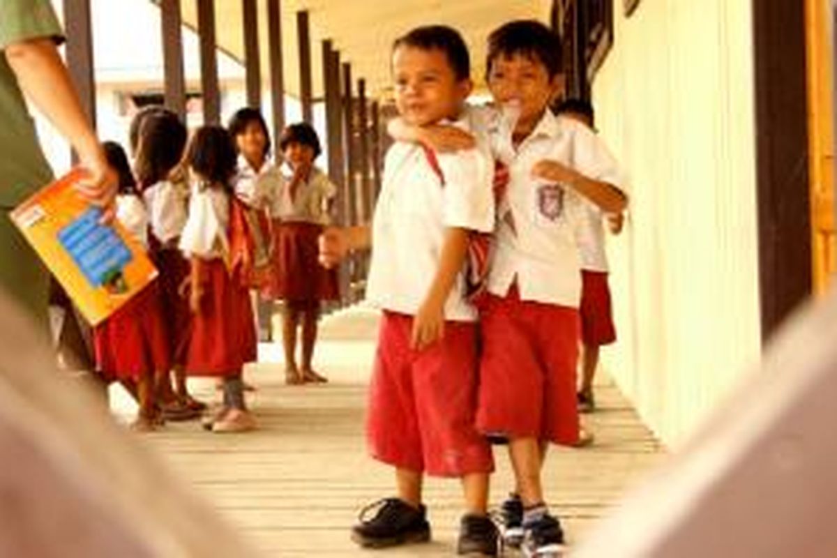 Kita masih bicara kurikulum yang kerap gonta-ganti, tambal sulam kebijakan, dana pendidikan selalu kurang, sekolah-sekolah rusak, kaum difabel termarjinalkan, dan lain-lain yang bikin kita sendiri mengurut dada.
