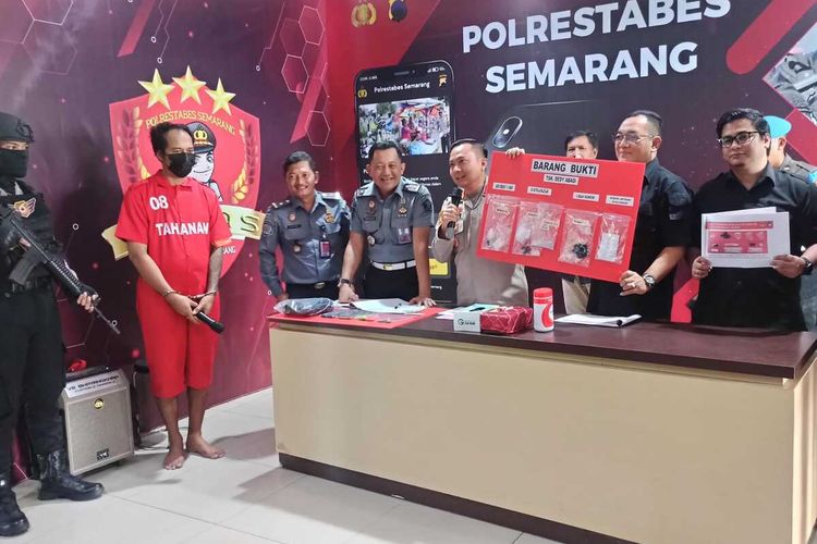 Wakapolrestabes Semarang, AKBP Wiwit Ari Wibisono mengungkap kasus selundupan narkoba di markasnya, Rabu (15/10/2023).