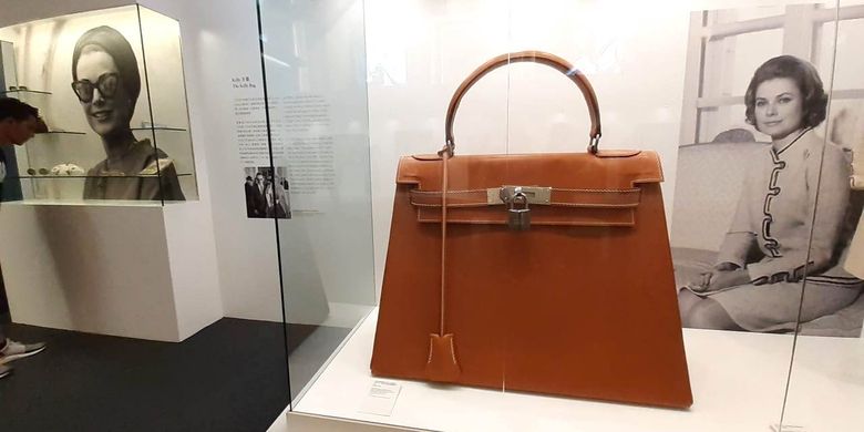 Tas Hermes raksasa yang dikenal dengan nama The Kelly Bag. Tas model ini pernah dibawa Putri Grace Kelly. Tas Kelly raksasa ini dibuat untuk display di salah satu toko Hermes di Paris. Tas raksasa ini dipamerkan di Galaxy Macao dalam pameran berjudul Grace Kelly-From Hollywood to Monaco.