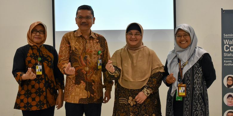 Dari kiri ke kanan, dr. R. Fera Ibrahim, MSc, SpMK(K), PhD; Prof. Dr. dr. H. Ari Fahrial Syam, SpPD-KGEH, MMB; Dr. dr. Erlina Burhan, MSc, SpP(K); dan dr. Raden Raya Dyah Handayani, SpP(K).
