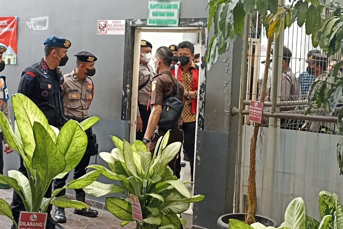 Terdakwa kasus pembunuhan Brigadir J, Ferdy Sambo saat dibawa dari ruang tahanan ke ruang sidang Pengadilan Negeri Jakarta Selatan, Senin (17/10/2022).