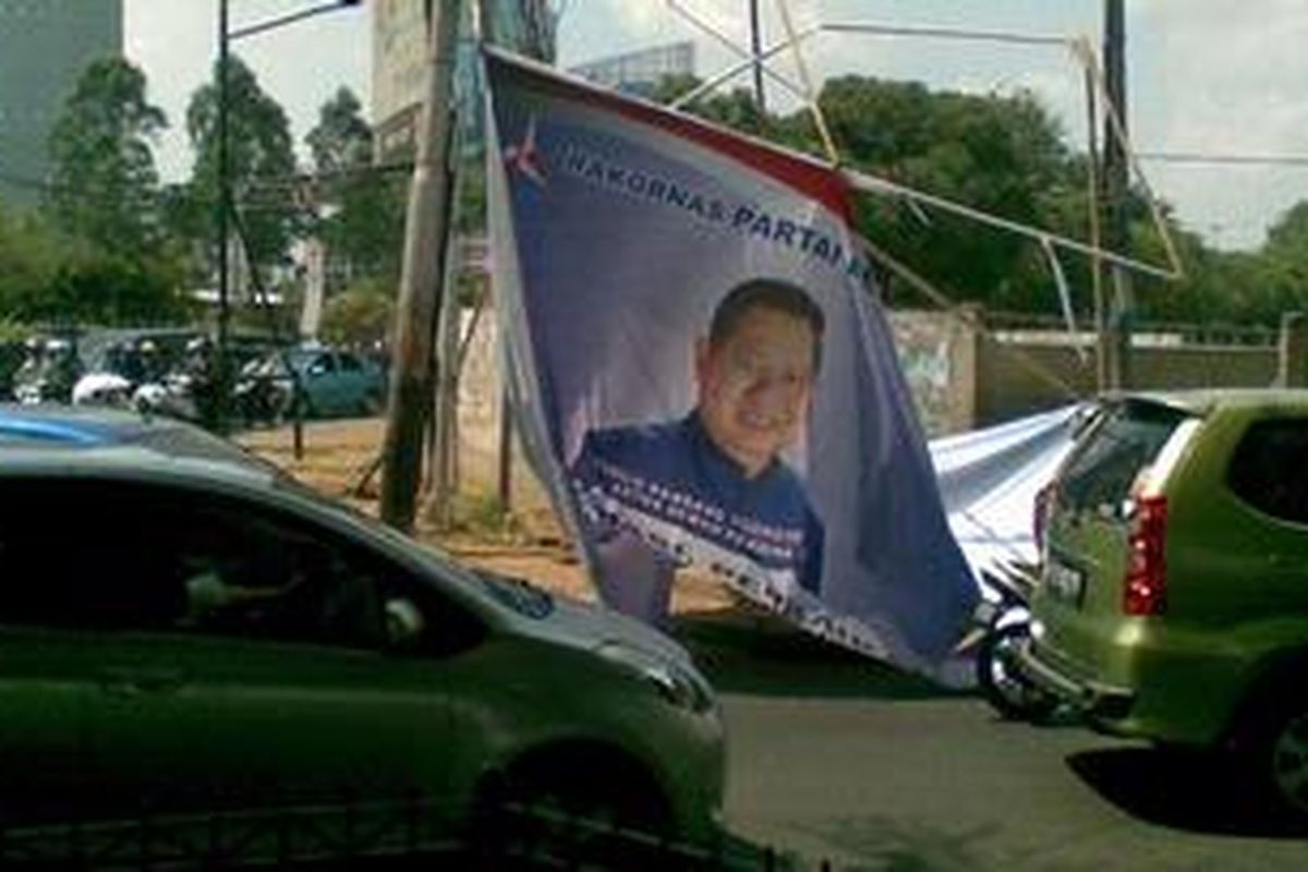 Spanduk Rakornas Partai Demokrat bergambar SBY-Anas yang terpasang di Jalan KH Mas Mansyur, Kamis (21/7/2011), ambruk akibat ditiup angin.