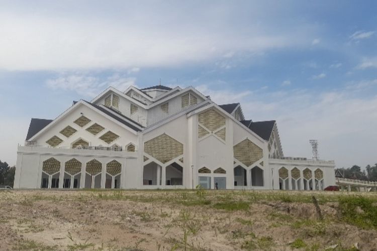 Kondisi pembangunan Islamic Center dekat dengan kebun binatang Taman Rimbo Jambi, Kecamatan Jambi Selatan, Kota Jambi