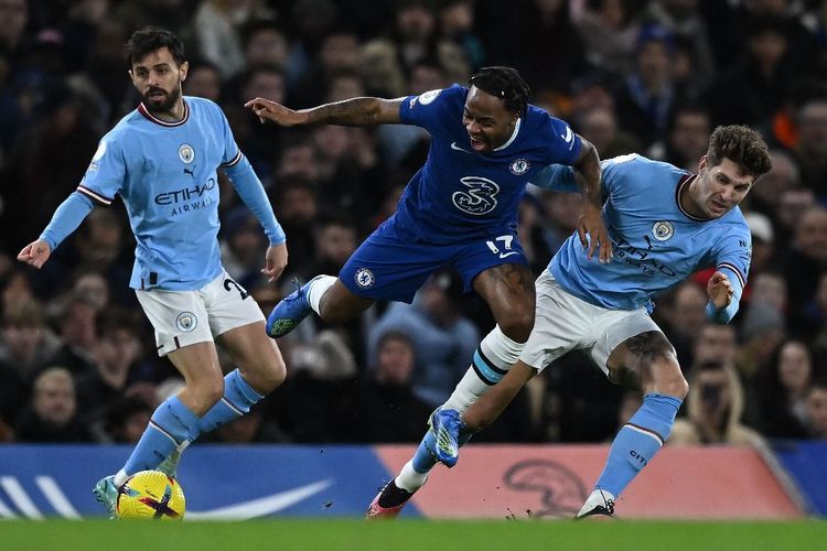 Duel John Stones (kanan) dan Raheem Sterling pada laga Liga Inggris Chelsea vs Manchester City di Stamford Bridge, London, pada Jumat (6/1/2023) dini hari WIB.