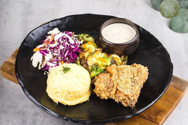 Paket Meal Market Platter yang memungkinkan konsumen bebas berkreasi menentukan kombinasi olahan ayam KFC dan side dish yang diinginkan, bisa sayuran segar atau sayuran panggang.