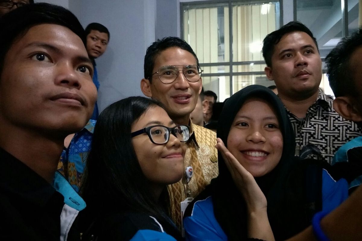 Wakil Gubernur DKI Jakarta Sandiaga Uno berfoto bersama peserta pelatihan kerja wilayah Cilincing, Jakarta Utara, Kamis (22/3/2018). 