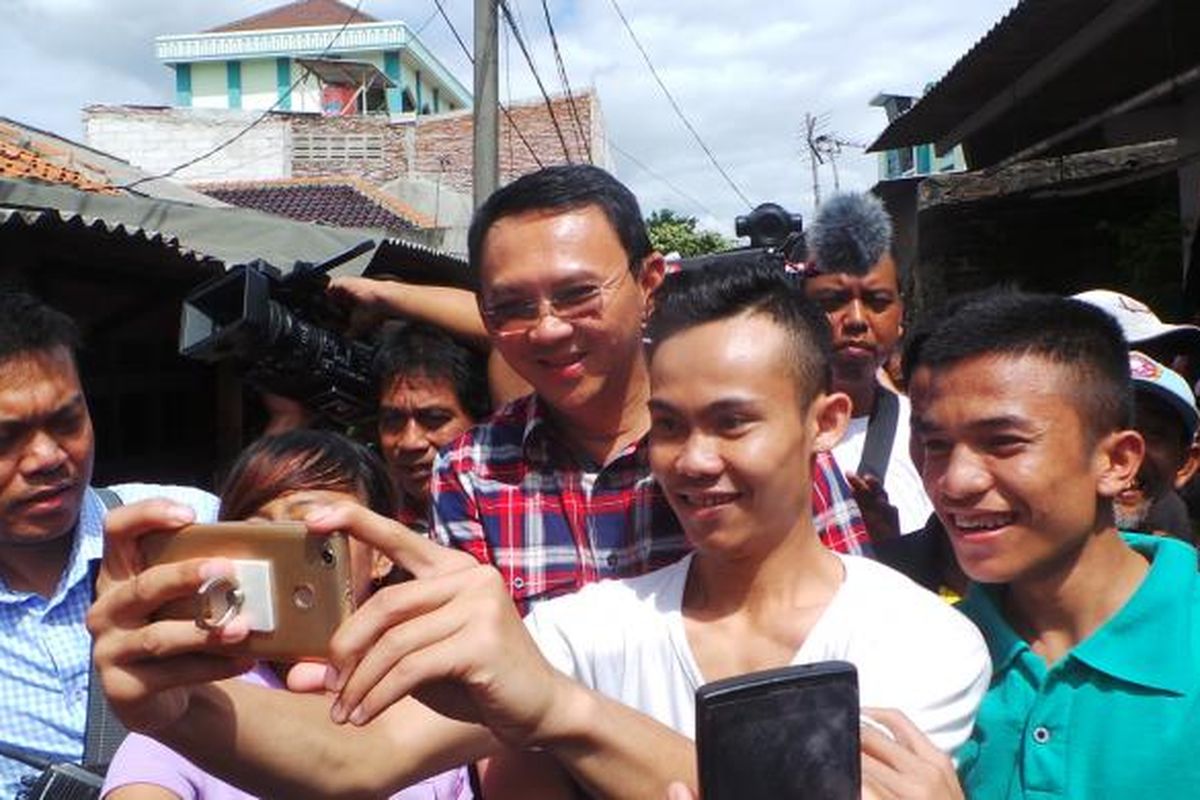 Calon gubernur nomor pemilihan dua DKI Jakarta Basuki Tjahaja Purnama saat berkampanye di Jalan Peta Selatan, Kalideres, Jakarta Barat, Minggu (5/2/2017).