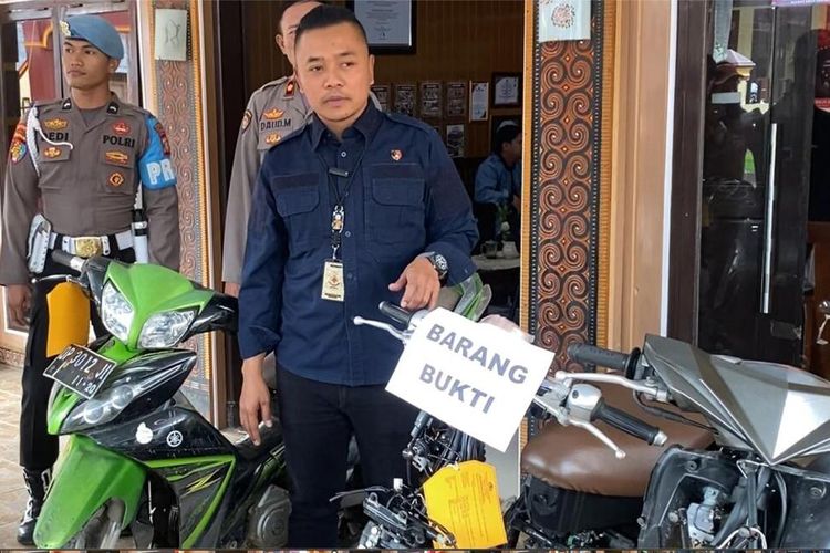 BARANG BUKTI: Aparat kepolisian menunjukkan barang bukti hasil curian di Polres Tana Toraja.