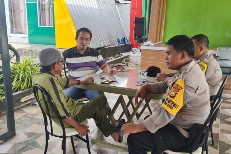 Polres Rohil meminta keterangan saksi-saksi terkait 14 orang santriwati yang kerancuan makanan yang mengakibatkan satu orang meninggal dunia, di Kabupaten Rokan Hilir, Riau, Rabu (15/5/2024).