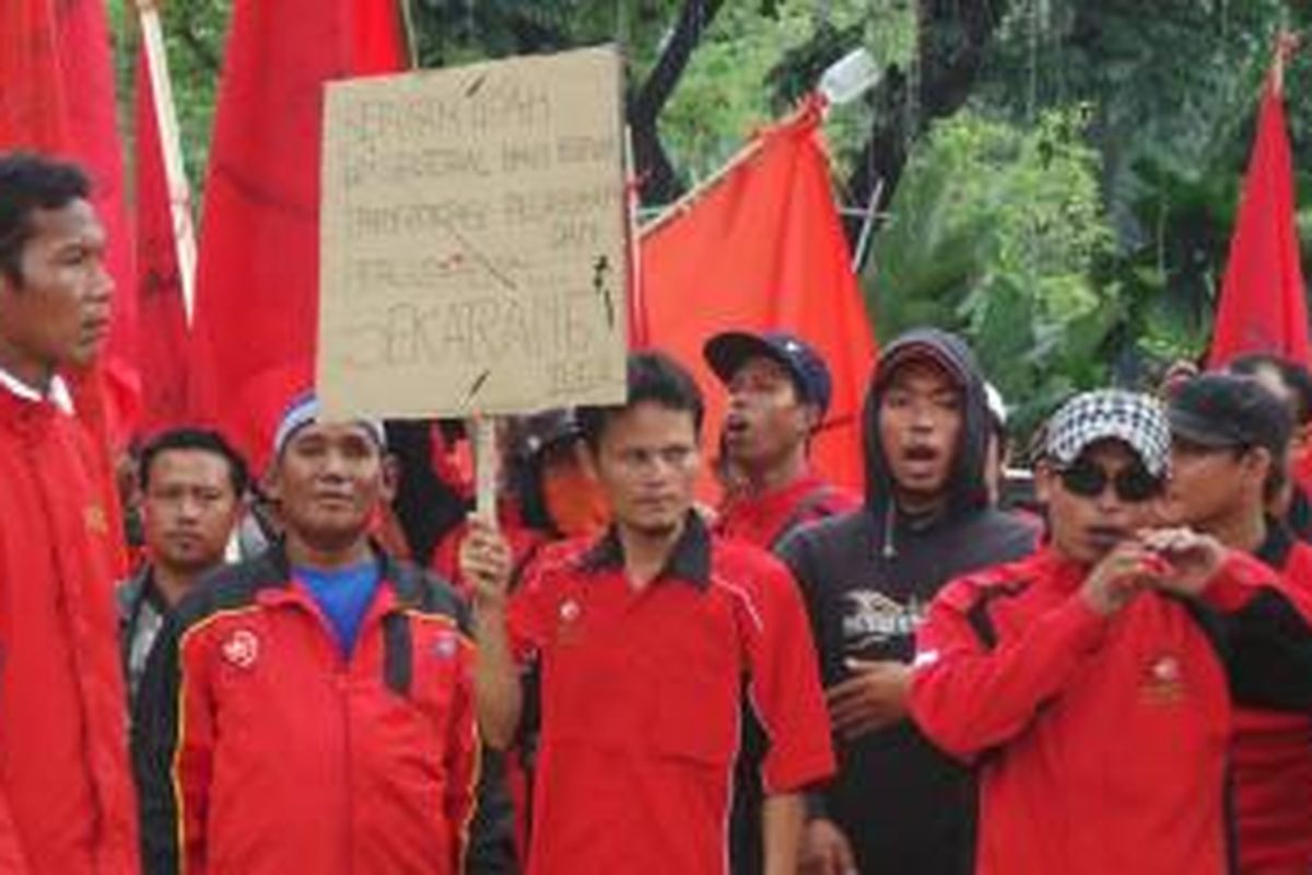 Ratusan buruh dari Kawasan Berikat Nusantara (KBN) Jakarta Utara menggelar unjuk rasa di depan Balaikota Jakarta, Senin (9/9/2013).