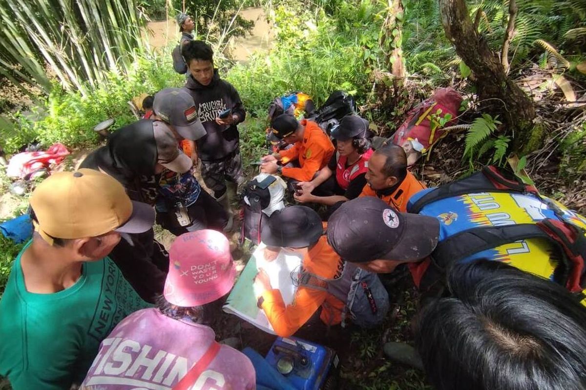 Warga Desa Marente, Kecamatan Seko, Kabupaten Luwu Utara, Sulawesi Selatan bernama Salmon (42) yang dilaporkan hilang sejak Kamis (2/1/2025) lalu, sekitar pukul 08:00 WITA akhirnya ditemukan tim SAR gabungan dalam kondisi lemas di hutan. Tim SAR melihat peta menuju lokasi korban ditemukan, Minggu (12/1/2025)