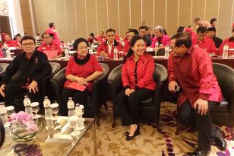 Dari kiri ke kanan : Sekjen PDI-P Tjahjo Kumolo, Ketum PDI-P Megawati Soekarnoputri, Ketua Fraksi PDI-P Puan Maharani, dan Pramono Anung dalam rapat kerja PDI-P di Hotel JS Luwansa, Jakarta, Senin (9/12/2013).
