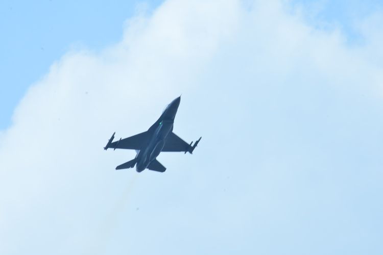 Sebanyak dua pesawat F-16 milik TNI diterjunkan dalam Latihan Pertahanan Udara Nasional (Lathanudnas) Perkasa A Tahun 2020, di Lanud Halim Perdanakusuma, Jakarta Timur, Jumat (4/8/2020).