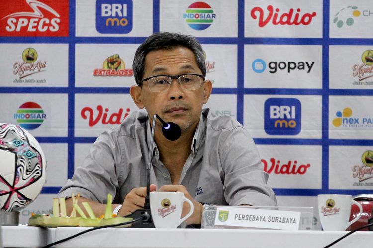 Pelatih Persebaya Surabaya Aji Santoso saat preskon seusai pertandingan pekan 27 Liga 1 2021-2022 melawan Arema FC yang berakhir dengan skor 1-0 di Stadion Kapten I Wayan Dipta Gianyar, Rabu (23/2/2022) malam.