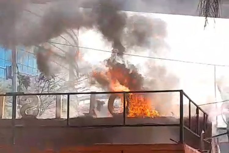 Pos Polisi Kelapa Gading Jakut Terbakar, Api Muncul dari Neon Box