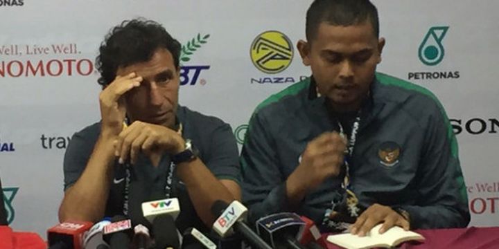 Pelatih timnas Indonesia, Luis Milla. memberi keterangan pers seusai laga versus Vietnam, Selasa (22/8/2017). 