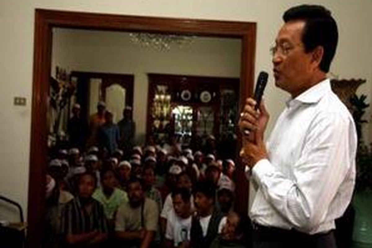 Sri Sultan HB X berbincang dengan para pendukungnya saat menyambut lima pejalan kaki dari Yogyakarta dikediamannya Jalan Suwiryo Nomor 37, Menteng, Jakarta Pusat, Senin (5/1). Perjalanan yang menempuh rute yang sama saat Sultan Agung menyerang Batavia (saat ini bernama Jakarta) bertujuan untuk mensosialisaikan pencalonan Sultan sebagai Presiden 2009 mendatang. 