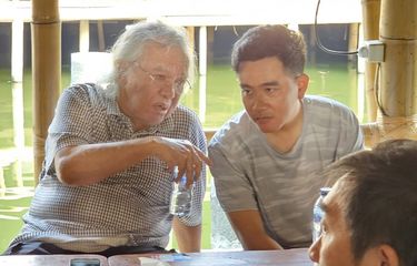 Politikus senior Partai Demokrasi Indonesia Perjuangan (PDI-P) Panda Nababan mengajak Wali Kota Gibran Rakabuming Raka untuk duduk di sebelahnya saat mereka tiba di Saung Berkah, Kabupaten Bogor, Sabtu (22/7/2023).