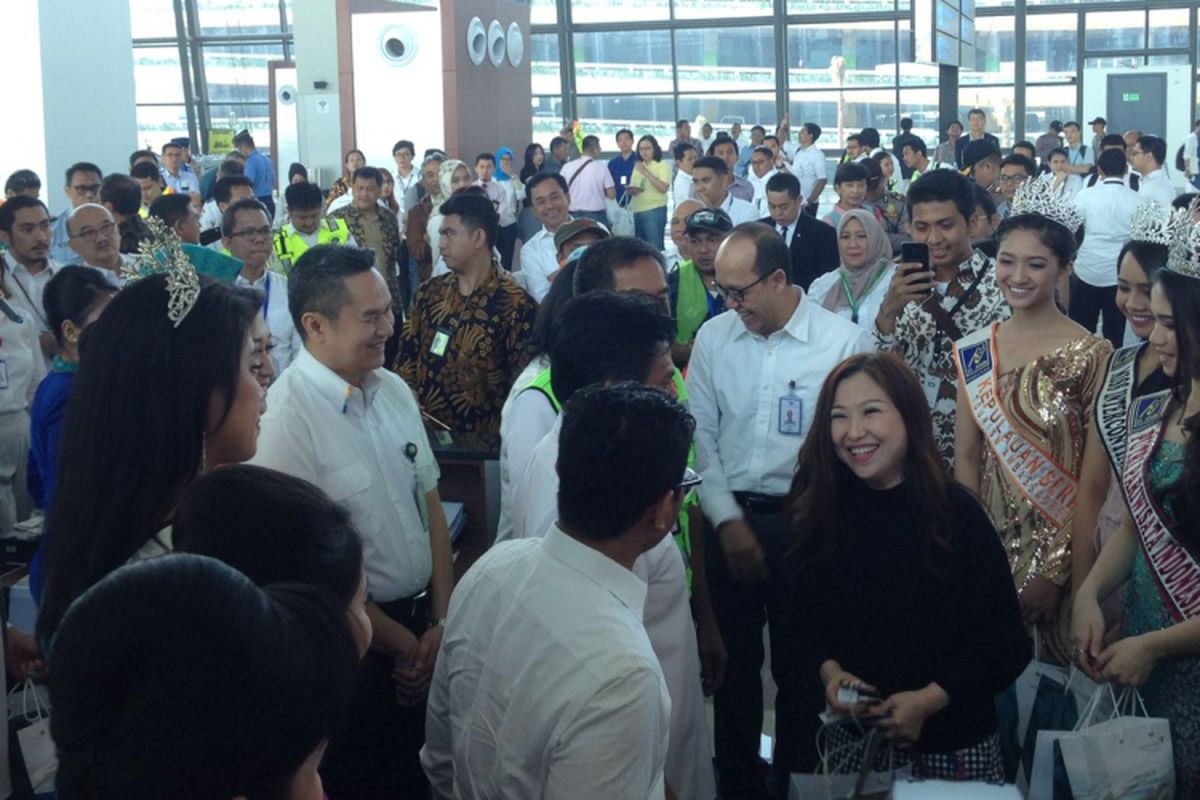 Pemberian suvenir pada penumpang Garuda Indonesia tujuan Jakarta-Kuala Lumpur oleh segenap jajaran direksi Kementerian Perhubungan, Angkasa Pura II, dan Garuda Indonesia di Terminal 3 Bandara Soekarno Hatta, Banten, Senin (1/5/2017). Garuda Indonesia menjadi maskapai penerbangan pertama yang melayani penerbangan internasional di Terminal 3 Bandara Soekarno Hatta.