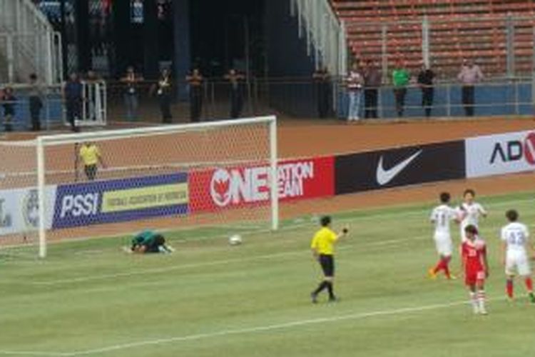 Kiper Laos, Bounpaseuth Niphavong, bersimpuh setelah gagal menaklukkan tendangan penalti gelandang Korea Selatan, Lee Jeongbin, saat kedua tim bertemu dalam lanjutan Kualifikasi Piala Asia U-19 di Stadion Gelora Bung Karno, Kamis (10/10/2013). 