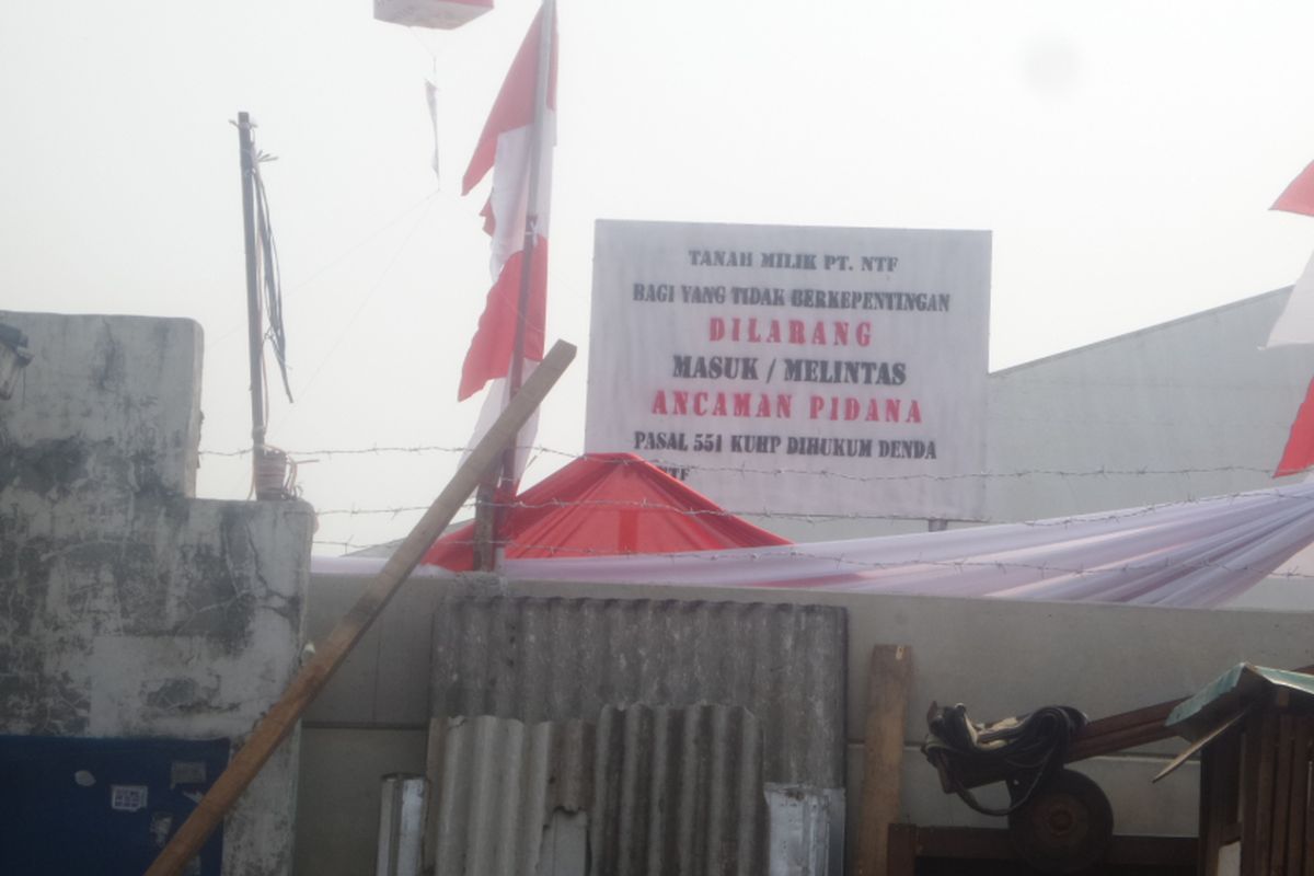 Warga RW 07 Kelurahan Kayu Putih, Jakarta Timur memprotes penutupan jalan yang dilakukan oleh anggota DPR RI Nurdin Tampubolon. Penutupan itu diketahui sebagai bagian rencana Nurdin untuk membangun sebuah gedung stasiun televisi di sekitar kawasan itu, Kamis (17/8/2017)
