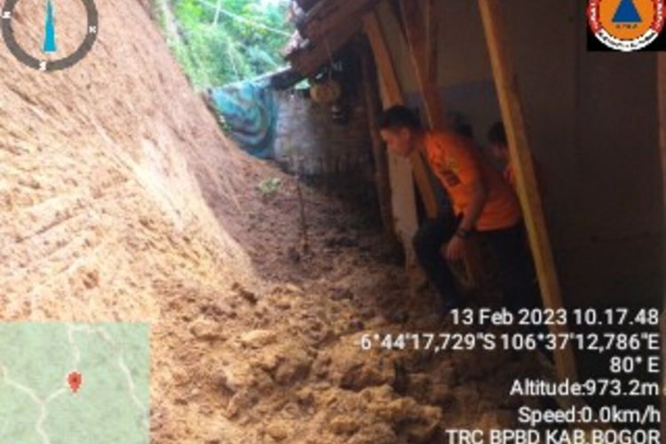 Satu unit rumah warga rusak parah diterjang tanah longsor di Kampung Cigarehong RT 01/08, Desa Purwabakti, Kecamatan Pamijahan, Kabupaten Bogor, Jawa Barat, Minggu (12/2/2023).