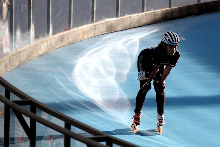 Atlet sepatu roda Jawa Timur Nadhila Afiati Rachman saat pemanasan sebelum bertanding di PON XX Papua 2021 yang berlangsung di Klemen Tinal roller sport stadium, Kota Jayapura, Selasa (28/9/2021) sore.