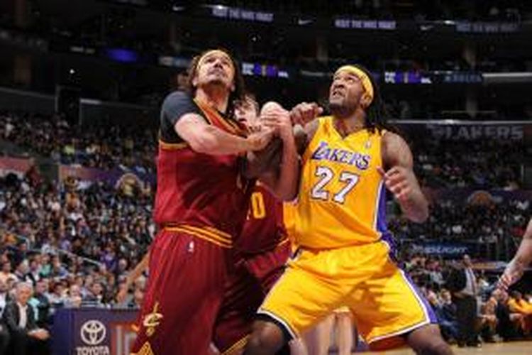Pemain Cleveland Cavaliers, Anderson Varejao (kiri) bersaing dengan pemain Los Angeles Lakers, Jordan Hill untuk melakukan rebound pada laga yang berlangsung di Staples Center, Selasa (14/01/2014).