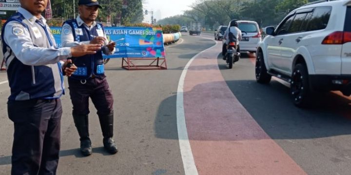 Petugas Dinas Perhubungan berjaga di area ganjil genap di Jalan Benyamin Sueb, Kemayoran, Senin (2/7/2018?