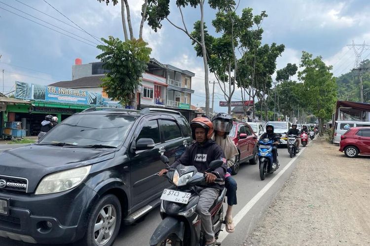 Sejumlah kendaraan saat akan mengarah ke Pasirjambu, Ciwidey, Rancabali (Pacira) Kabupaten Bandung, Jawa Barat pada Minggu (31/12/2023)
