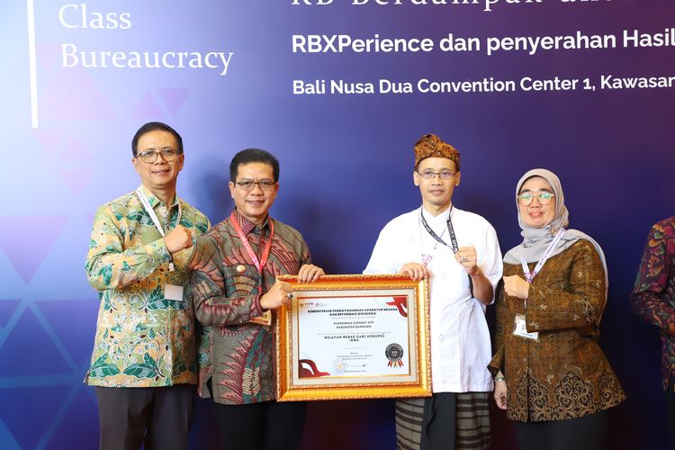 Pemerintah Kabupaten (Pemkab) Bandung kembali meraih penghargaan Zona Integritas Wilayah Bebas Korupsi (WBK) dari Kementerian Pendayagunaan Aparatur Negara dan Reformasi Birokrasi (Kemenpan-RB).
