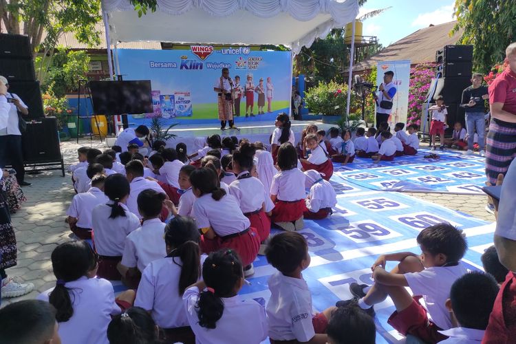 Ratusan anak dan keluarga di Kota Kupang, Nusa Tenggara Timur (NTT), diajak mengikuti program Wings for UNICEF ?Generasi Bersih Sehat?, Selasa (20/8/2024).