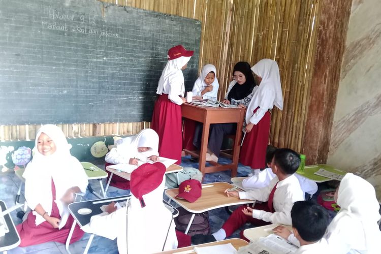 Gagal Dapat Bantuan Revitalisasi, Warga Buat Ruang Kelas Darurat Berbahan Bambu di Bangkalan