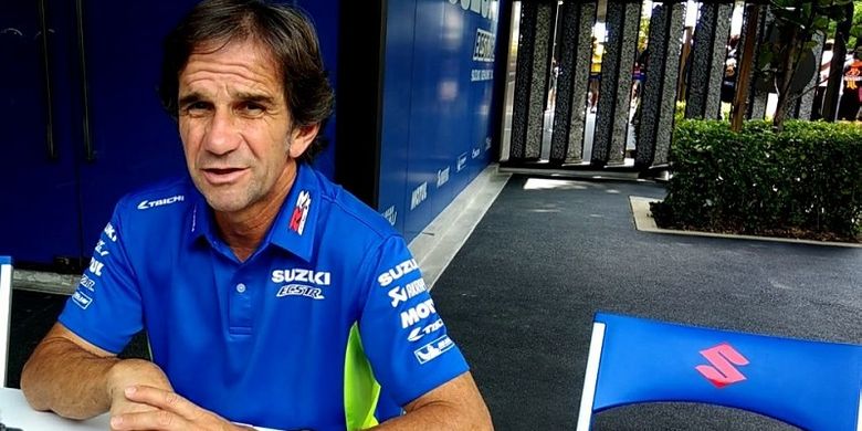 Manager Suzuki Esctar Davide Brivio saat sedang diwawancari jurnalis Indonesia di hospitality Suzuki Esctar di Sepang, Malaysia, pada Jumat(27/10/2017)