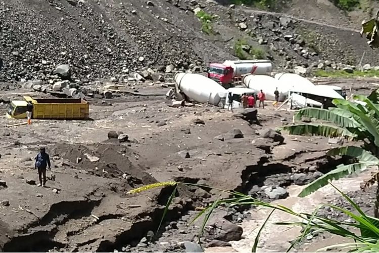 Bangunan Sabo Dam (pengendali banjir lahar) yang sedang dalam pengerjaan di bantaran Sungai Senowo, tepatnya di Dusun Trono, Desa Krinjing, Kecamatan Srumbung, Kabupaten Magelang, rusak disapu banjir lahar hujan Gunung Merapi, Kamis (2/12/2021).