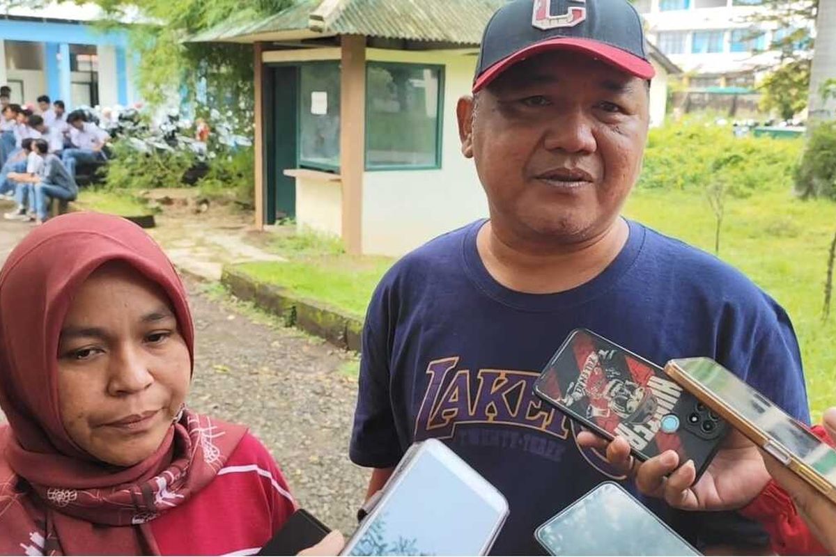 Haris (bertopi) salah satu orang tua siswa SMAN 7 Kota Cirebon memprotes kegagalan siswa eliglible tidak terdaftar SNBP tahun 2025, saat ditemui Kompas.com di SMAN 7 Kota Cirebon pada Senin (3/2/2025) pagi.