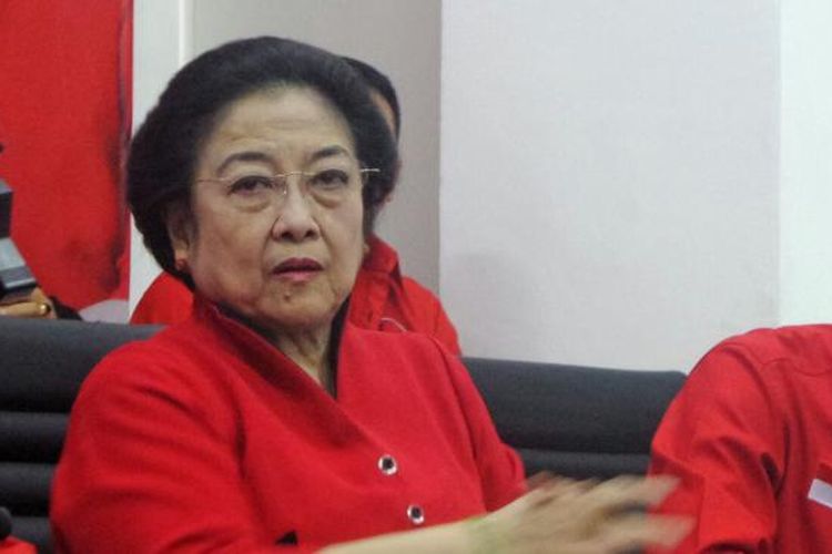 Ketua Umum PDIP Megawati Soekarnoputri usai Rapat Konsolidasi dengan DPD Partai se-Indonesia dalam Rangka Pelaksanaan Pilkada Serentak tahun 2017, di kantor DPP PDIP, Menteng, Jakarta Pusat, Kamis (17/11/2016).