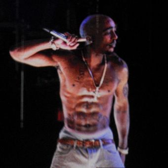 Gambar holografik Tupac Shakur ditampilkan di Festival Musik dan Seni Coachella Valley 2012 pada tanggal 15 April 2012 di Empire Polo Field di Indio, California.  