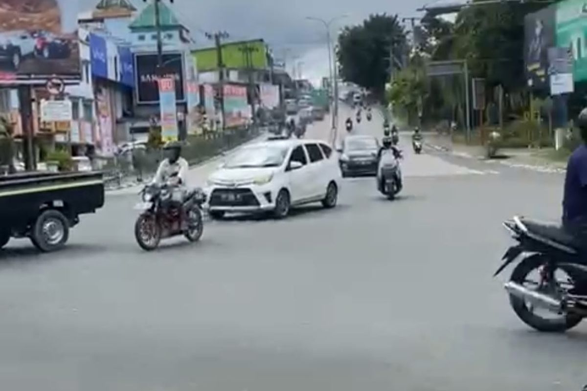 Traffic light Simpang Muara Rapak di Balikpapan, Kalimantan Timur, padam, membuat arus lalu lintas tak teratur