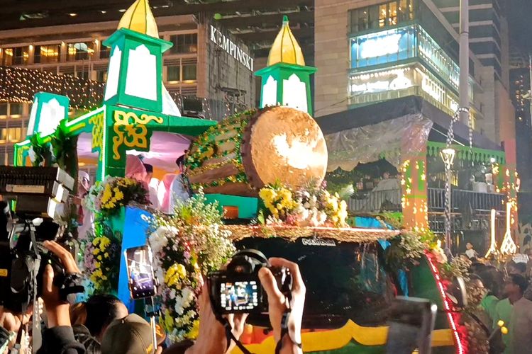 Pawai Obor dan Karnaval Hias Semarakkan Malam Takbiran di Bundaran HI