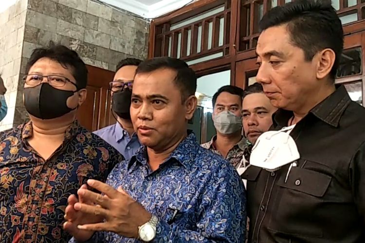 Ayah mertua Vanessa Angel, Faisal didampingi tim kuasa hukum di rumahnya kawasan Kebon Jeruk, Jakarta Barat, Jumat (25/3/2022).