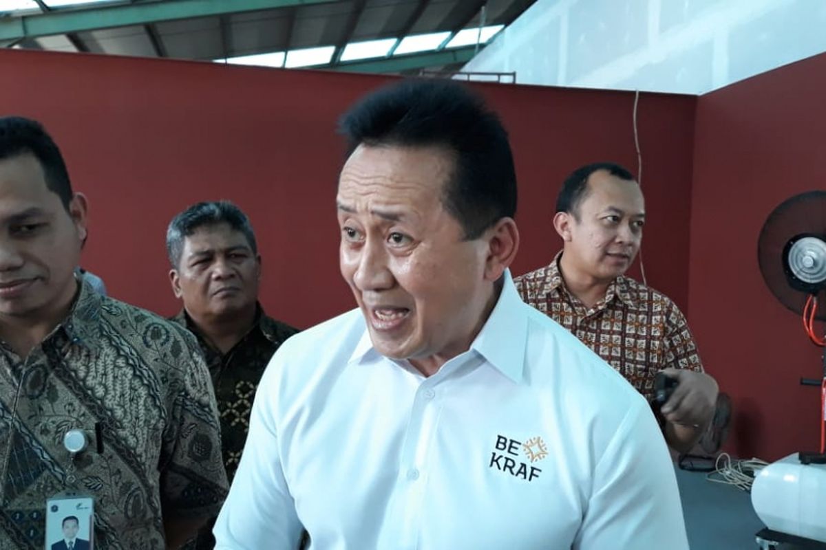 Kepala Badan Ekonomi Kreatif Triawan Munaf saat meninjau pembangunan bioskop rakyat di Pasar Teluk Gong, Jumat (8/3/2019).