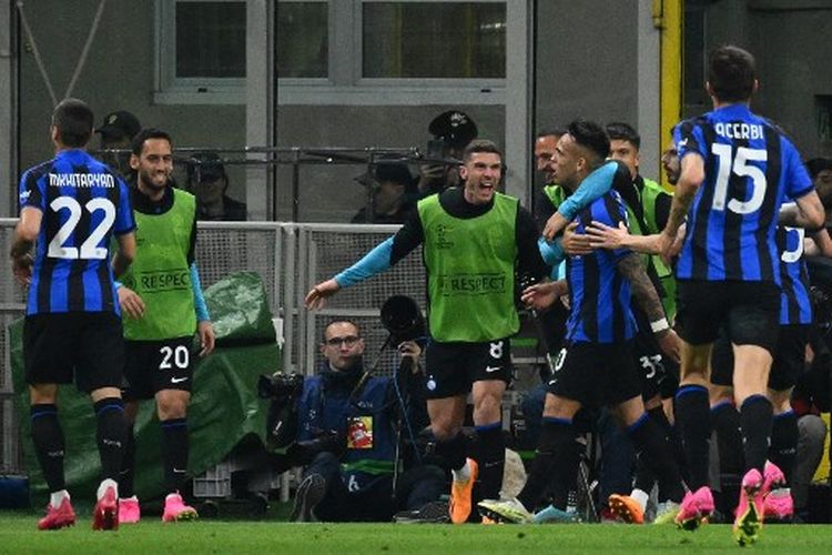 Penyerang Inter Milan asal Argentina, Lautaro Martinez (dua dari kanan), merayakan gol ke gawang Benfica pada leg kedua perempat final Liga Champions yang digelar di Stadion Giuseppe Meazza pada Rabu (19/4/2023) malam waktu setempat. (Foto oleh Vincenzo PINTO / AFP)