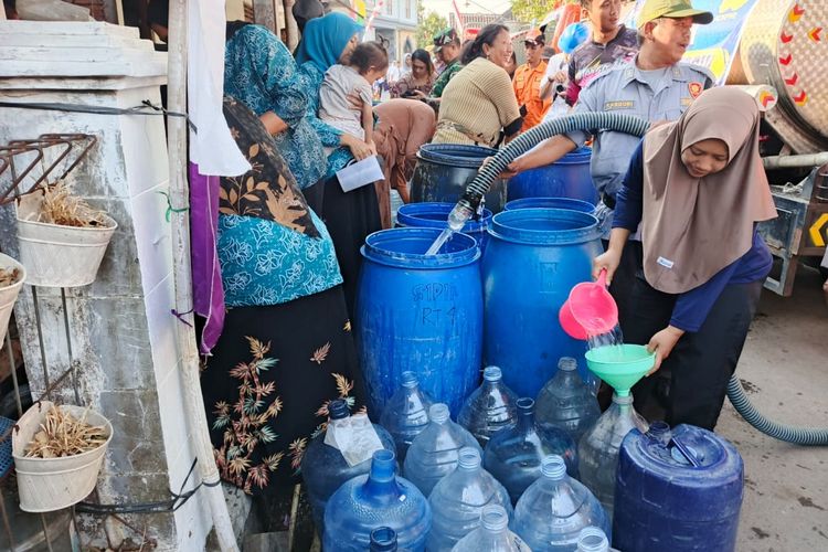 Terdampak Kekeringan, Warga di Kabupaten Semarang Tepuk Tangan Saat Truk Air Bersih Tiba