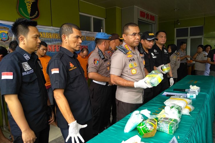 Kapolrestabes Medan Kombes Pol JE Isir menunjukkan barang bukti yang diamankan dari 9 orang tersangka kasus 10,1 kg sabu dan 5.500 butir esktasi yang akan diedarkan di wilayah hukum Medan.